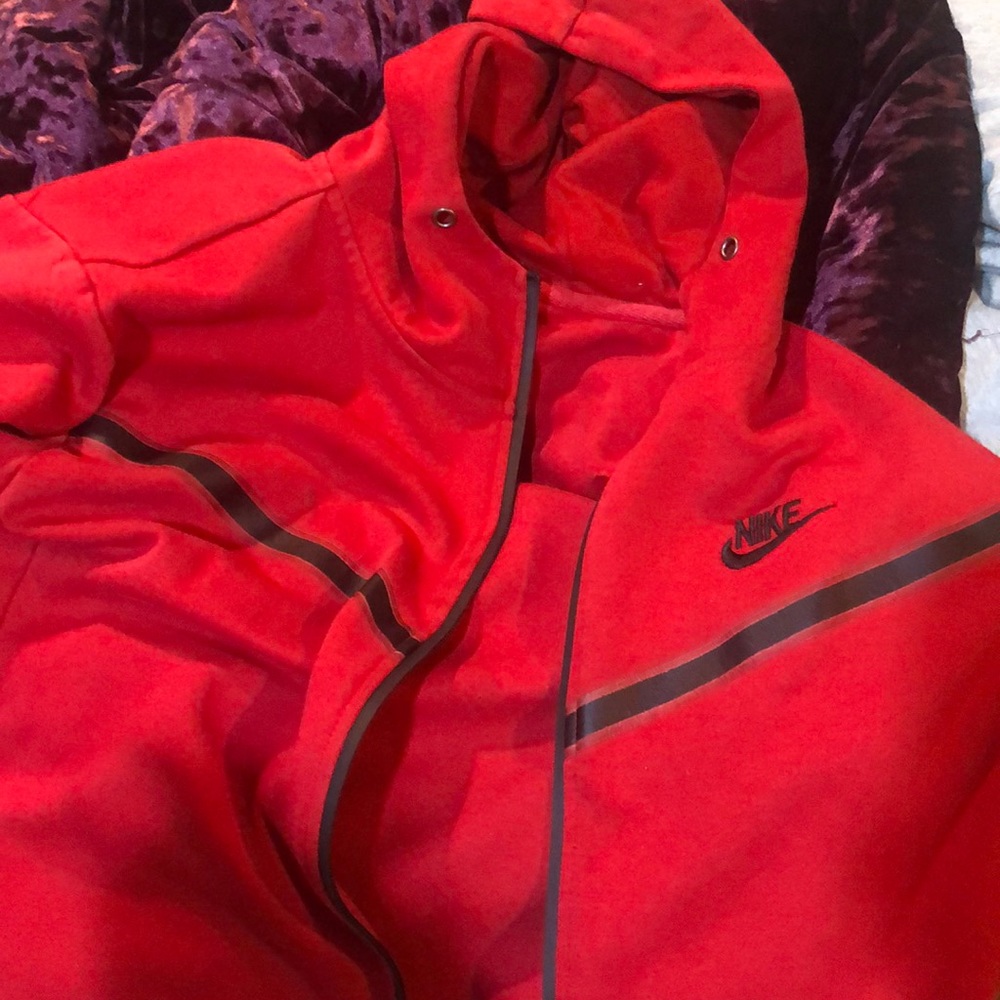 Red nike tech